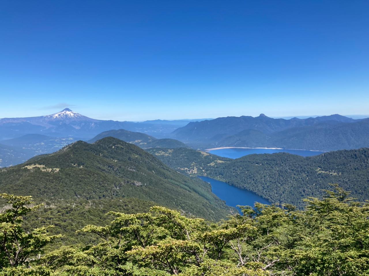 Cuenca alta del lago con el volcán Villarrica al fondo en un día despejado